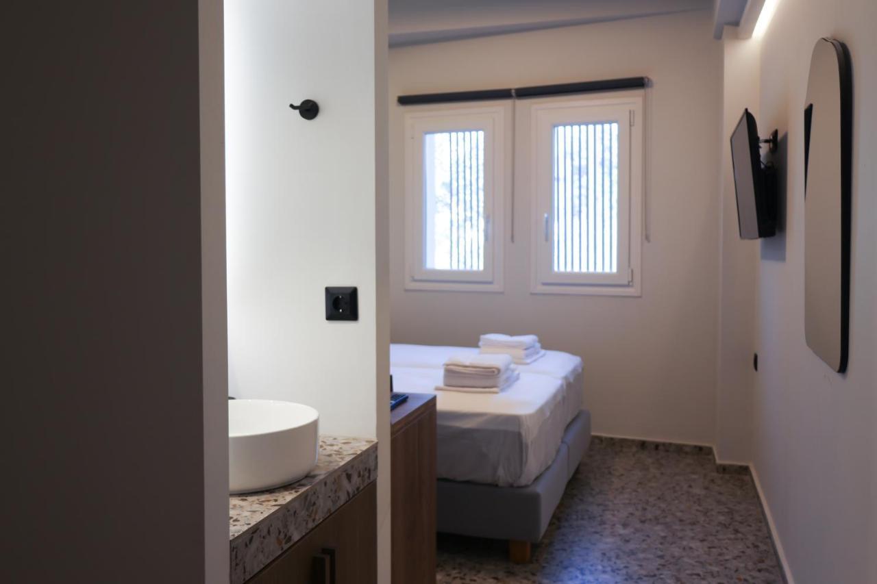 Uphill Unique Boutique Suites สเกียธอสทาวน์ ภายนอก รูปภาพ