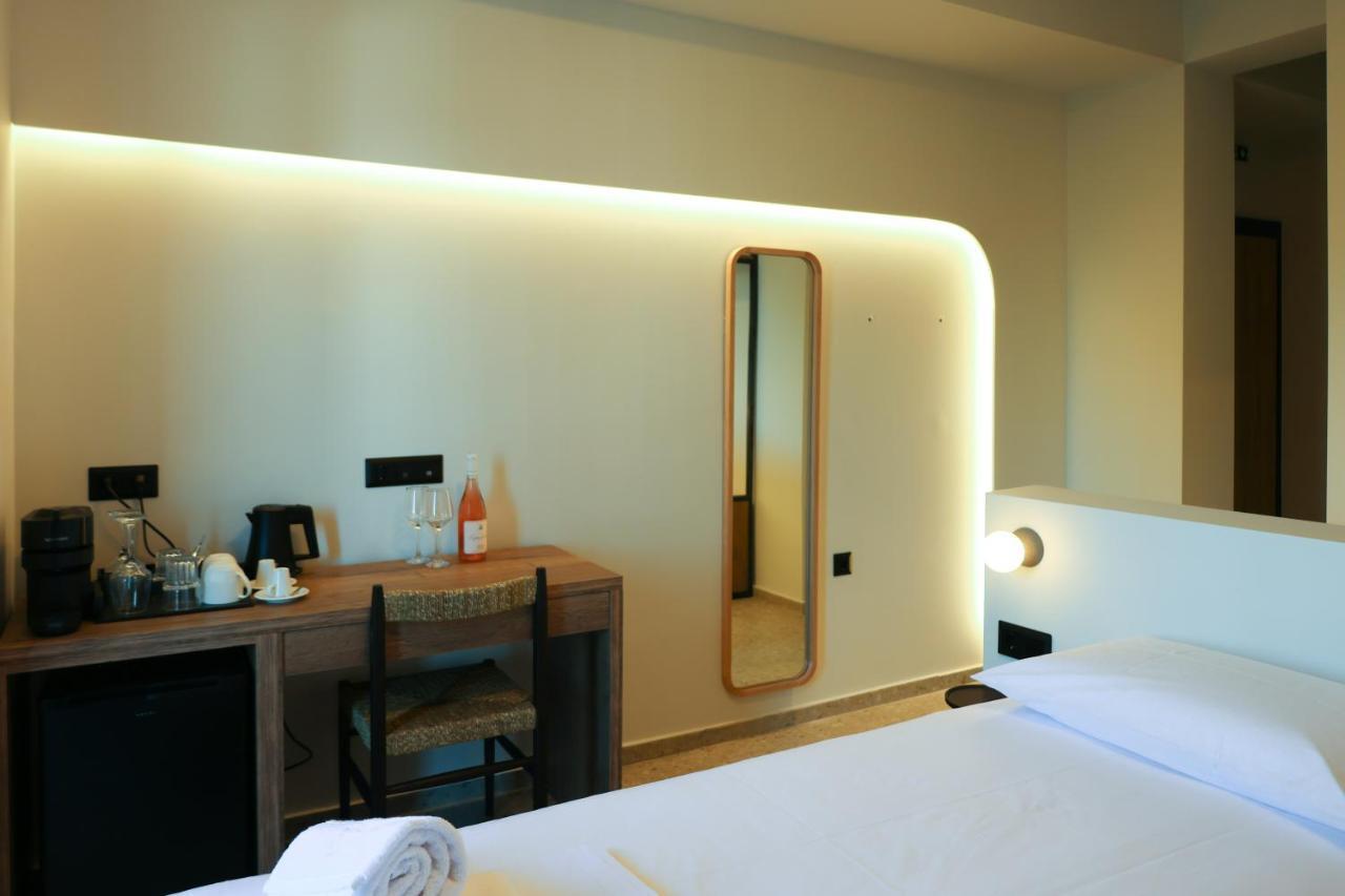 Uphill Unique Boutique Suites สเกียธอสทาวน์ ภายนอก รูปภาพ